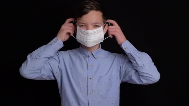 Хлопчик ставить захисну маску від вірусів — стокове відео