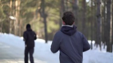 Genç Erkek Sporcu Rüzgarlı Ormanda Koşuyor