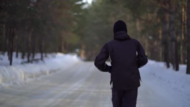 Joven atleta masculino corriendo en madera invernal — Vídeos de Stock