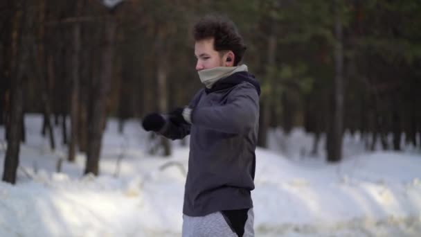 Niño en la ropa deportiva haciendo ejercicios al aire libre en el bosque de pinos. Concepto de estilo de vida saludable deporte — Vídeos de Stock