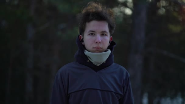 Porträt eines Teenagers im winterlichen Kiefernwald. — Stockvideo
