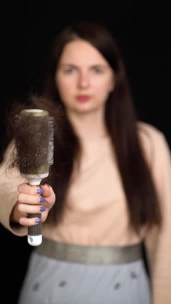 Glatzköpfige Problemfrauen. Mädchen hält Haarkamm in der Hand — Stockvideo