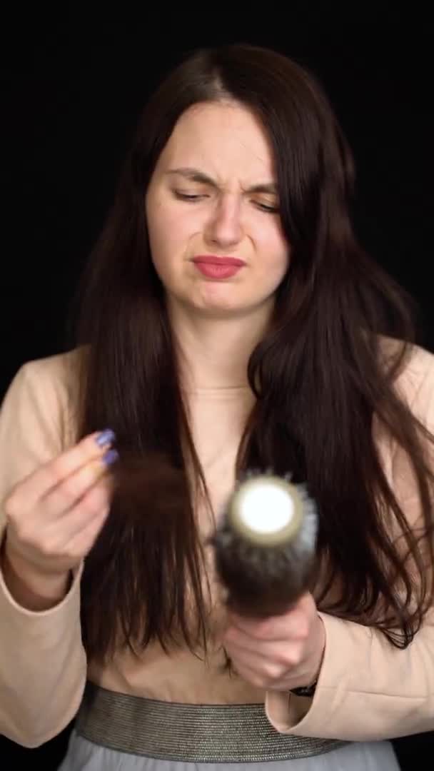 Mulheres carecas. Menina mão segurando perda de cabelo pente — Vídeo de Stock