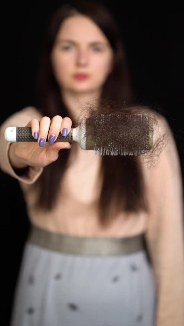 Glatzköpfige Problemfrauen. Mädchen hält Haarkamm in der Hand — Stockvideo