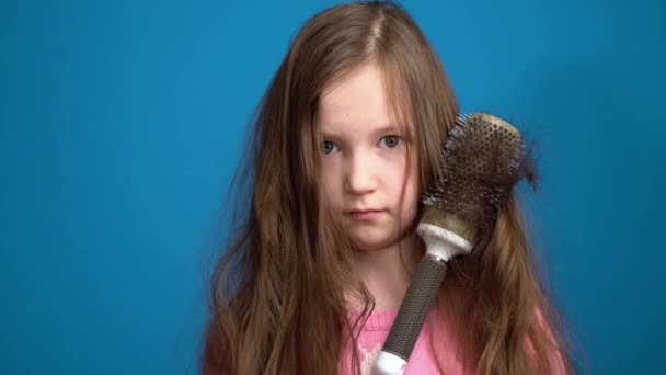 Mujeres calvas problemáticas. Chica con peine de pérdida de cabello — Vídeos de Stock