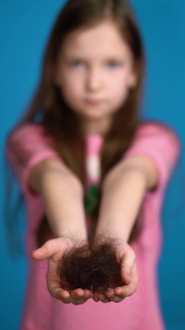 Skalliga problemkvinnor. Flickans hand håller förlust hår — Stockvideo