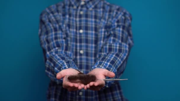 Hombres con problemas calvos. Adolescente mano celebración pérdida peine de pelo — Vídeo de stock