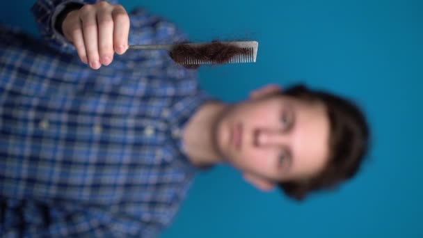 Hombres con problemas calvos. Adolescente mano celebración pérdida peine de pelo — Vídeos de Stock