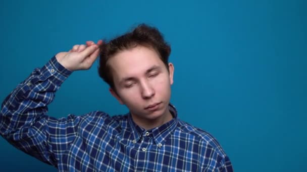 秃顶的问题男人。少年牵着丢失的头发梳子 — 图库视频影像