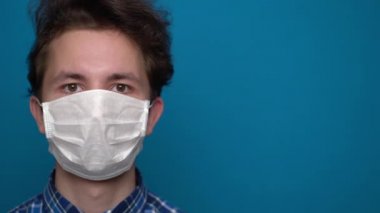 Çocuk hasta ve maske takıyor.