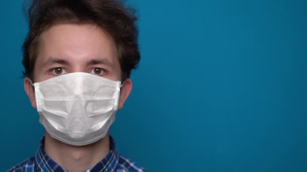 Jongen voelt zich ziek en draagt masker — Stockvideo