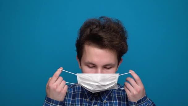 Garçon se sentant malade et portant un masque — Video