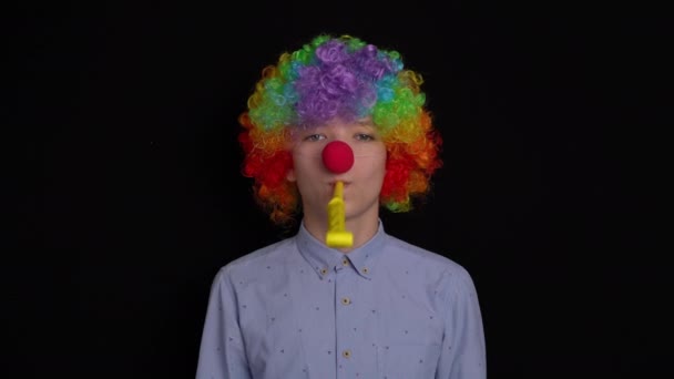 Portret van een clown op een zwarte achtergrond — Stockvideo