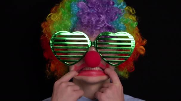 Portret klauna na czarnym tle — Wideo stockowe