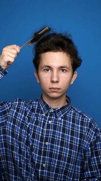 Glatzköpfige Problemmänner. Teen hand holding loss hair comb — Stockfoto