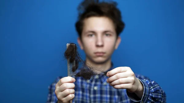 Homens carecas. Adolescente mão segurando perda de cabelo pente — Fotografia de Stock
