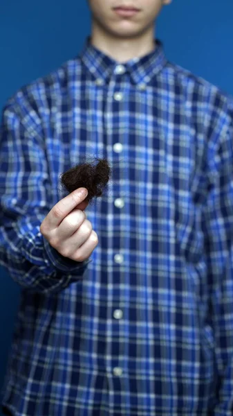 Homens carecas. Adolescente mão segurando perda de cabelo pente — Fotografia de Stock