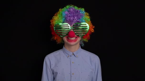 Retrato de un payaso sobre un fondo negro — Vídeo de stock