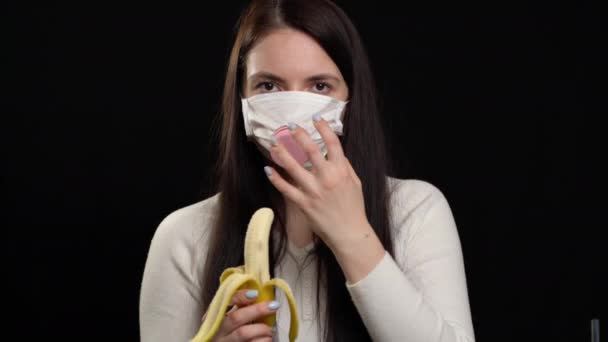 Γυναίκα με χειροποίητη προστατευτική μάσκα σε μαύρο φόντο. — Αρχείο Βίντεο