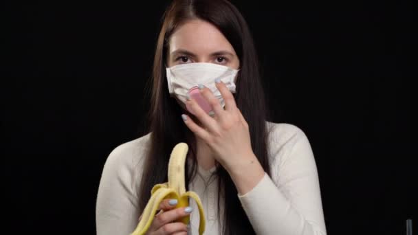 Femme avec masque de protection fait à la main sur fond noir . — Video