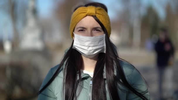 Frau mit Gesichtsmaske in der Stadt — Stockvideo