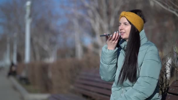 Jonge vrouwelijke student praat aan de telefoon — Stockvideo