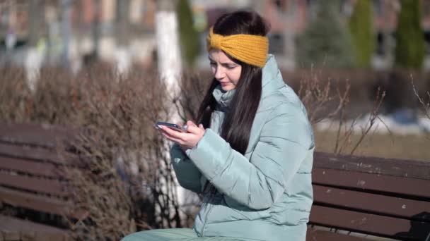 Junge Frau schreibt SMS auf dem Smartphone — Stockvideo