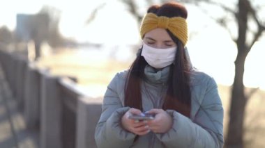 Akıllı telefonda Maske Takan Genç Kadın Mesajlaşması
