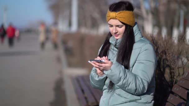 Jeune femme textos sur le smartphone — Video