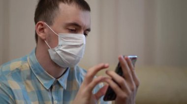 Evden Tıbbi Maske Giyen Adam İş Başında