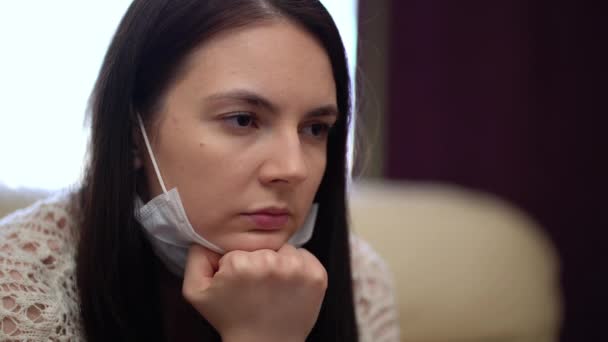 Stresszes fiatal nő gondolkodás egészségügyi problémák. — Stock videók