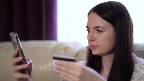 Woman Shopping Online με πιστωτική κάρτα χρησιμοποιώντας Smart Phone στο σπίτι — Αρχείο Βίντεο