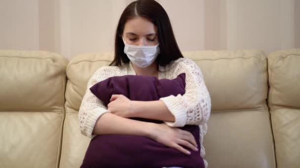 Stressé jeune femme pensant à des problèmes de santé . — Video