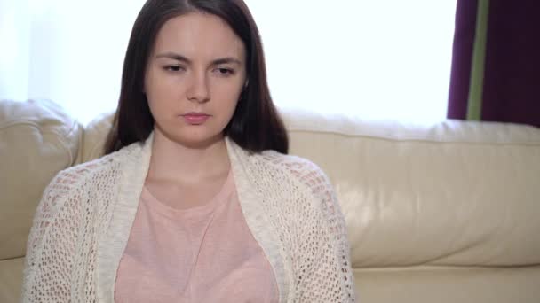 Tristesse Femme Pensant à des problèmes de santé — Video