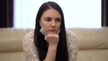 Sağlık Sorunlarını Düşünen Genç Kadın. Coronavirüs salgını yüzünden depresyonda olan Hüzünlü Genç Kadın. Covid-19 Corona virüsünü karantinaya alın. Sosyal Mesafe Kavramı.