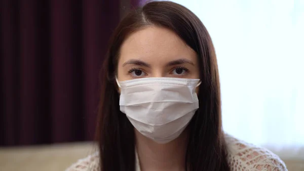 Pandemia, Retrato de uma jovem mulher vestindo máscara protetora em casa devido ao surto de coronavírus. Quarentena Vírus Covid-19 Corona. Conceito de Distanciamento Social . — Fotografia de Stock