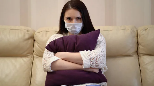 Mujer joven estresada pensando en problemas de salud. Tristeza Mujer joven teniendo depresión debido al brote de Coronavirus. Quarantine Covid-19 Corona Virus. Concepto de distanciamiento social . —  Fotos de Stock