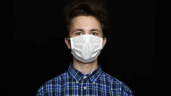 Το αγόρι αισθάνεται άρρωστο και φοράει μάσκα — Φωτογραφία Αρχείου