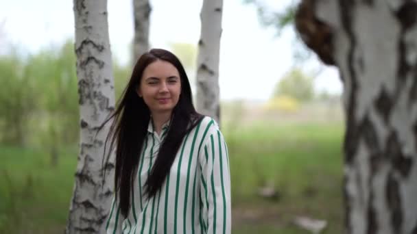 Chica camina en un bosque de abedules en un día de primavera — Vídeos de Stock