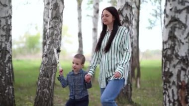 Anne ve oğlu bir bahar günü huş ağacında yürürler.