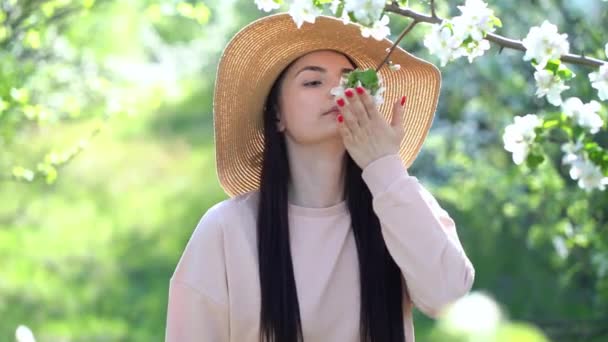Schoonheid jonge vrouw genieten appel bloeiende lente boomgaard. — Stockvideo