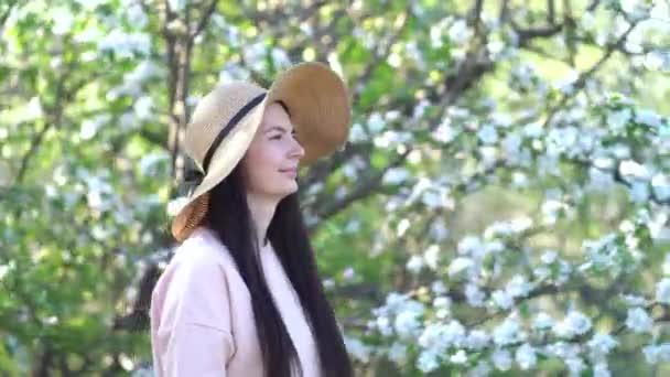 Belleza joven mujer disfrutando de manzana floreciendo huerto de primavera . — Vídeo de stock