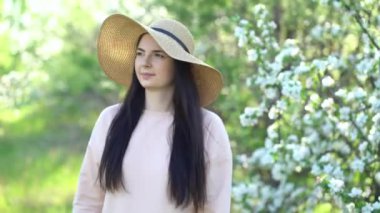 Güzel genç bayan bahar bahçesinin tadını çıkarıyor..