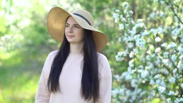 リンゴの咲く春の果樹園を楽しむ美容若い女性. — ストック動画