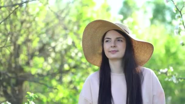 リンゴの咲く春の果樹園を楽しむ美容若い女性. — ストック動画