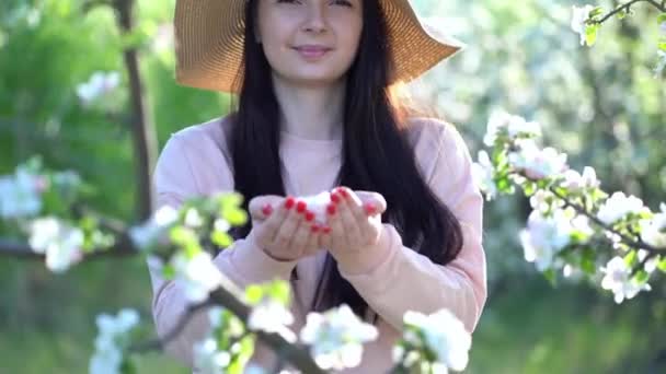 사과 꽃이 피는 봄 과수원을 즐기는 아름다운 젊은 여자. — 비디오