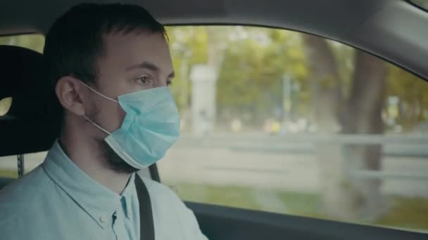 Vídeo cinematográfico de un hombre conduciendo un coche en la ciudad — Vídeos de Stock