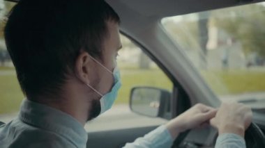 Şehirde araba süren bir adamın sinematik videosu.