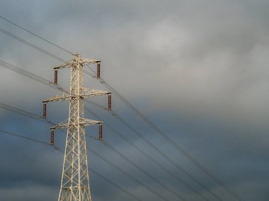 Elektrik kaynağı pilon fırtınalı bulutlu gökyüzü karşı