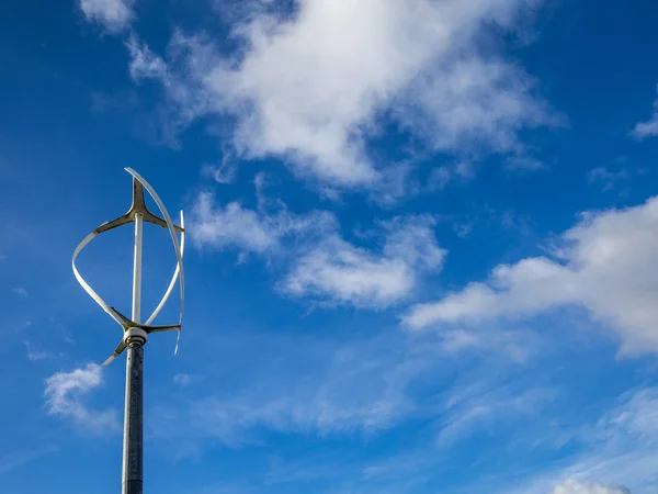 Větrný mlýn proti modré obloze — Stock fotografie